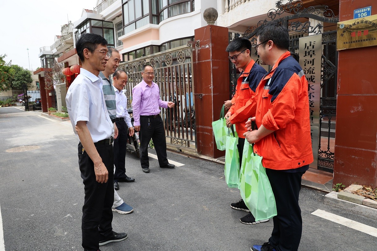 03胡郡副局長(zhǎng)為一線職工送上慰問品.JPG